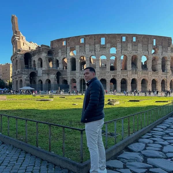 Juan Perez en el Coliseo de Roma, Italia
